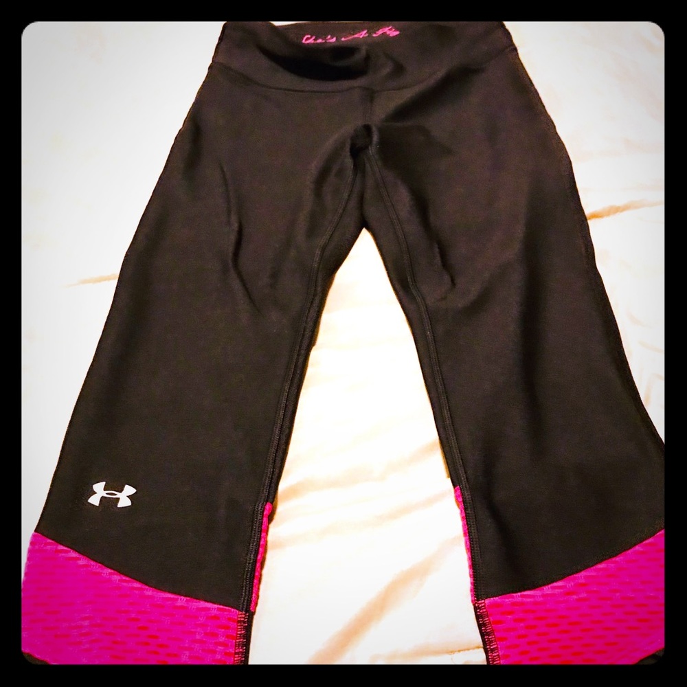 Black/pink fitted under Armour capris - Size S
